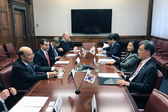 '자동차 232조' 관세 임박…김현종, 미국 정부에 한국 제외 요청      (서울=연합뉴스) 김현종 통상교섭본부장(오른쪽)이 지난 6일 미국 워싱턴 D.C.에서 윌버 로스 미국 상무부 장관(왼쪽)을 만나 한국을 자동차 관세에서 제외해달라고 요청하고 있다. 2019.2.8 [산업통상자원부 제공]      photo@yna.co.kr  (끝)